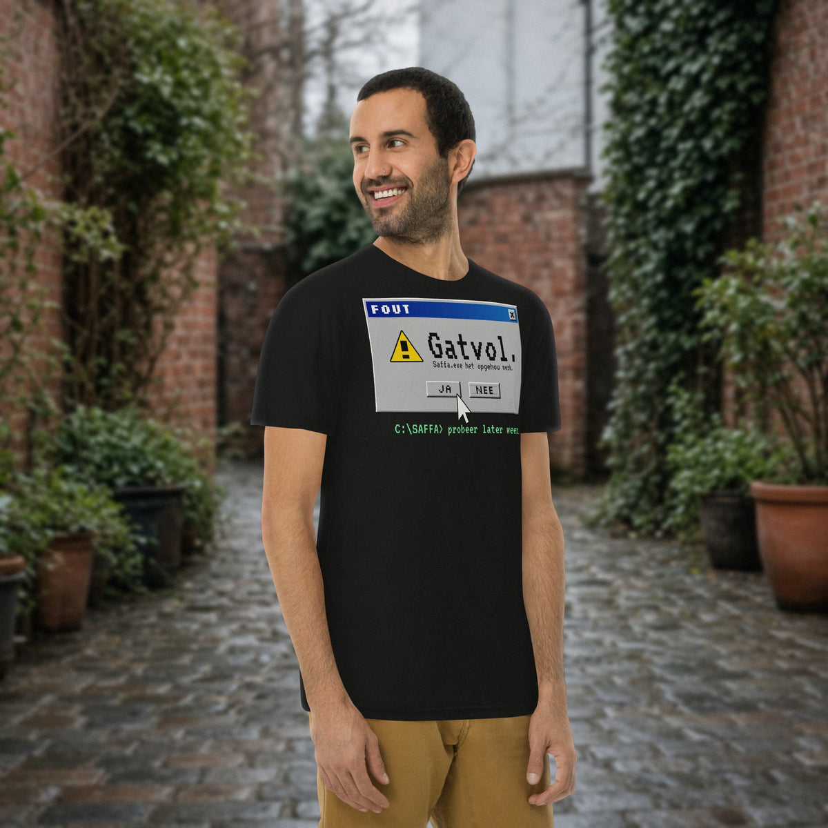 Fout: Gatvol Tee in black – man wearing the retro error-window 'Gatvol' Afrikaans print t-shirt in a brick laneway